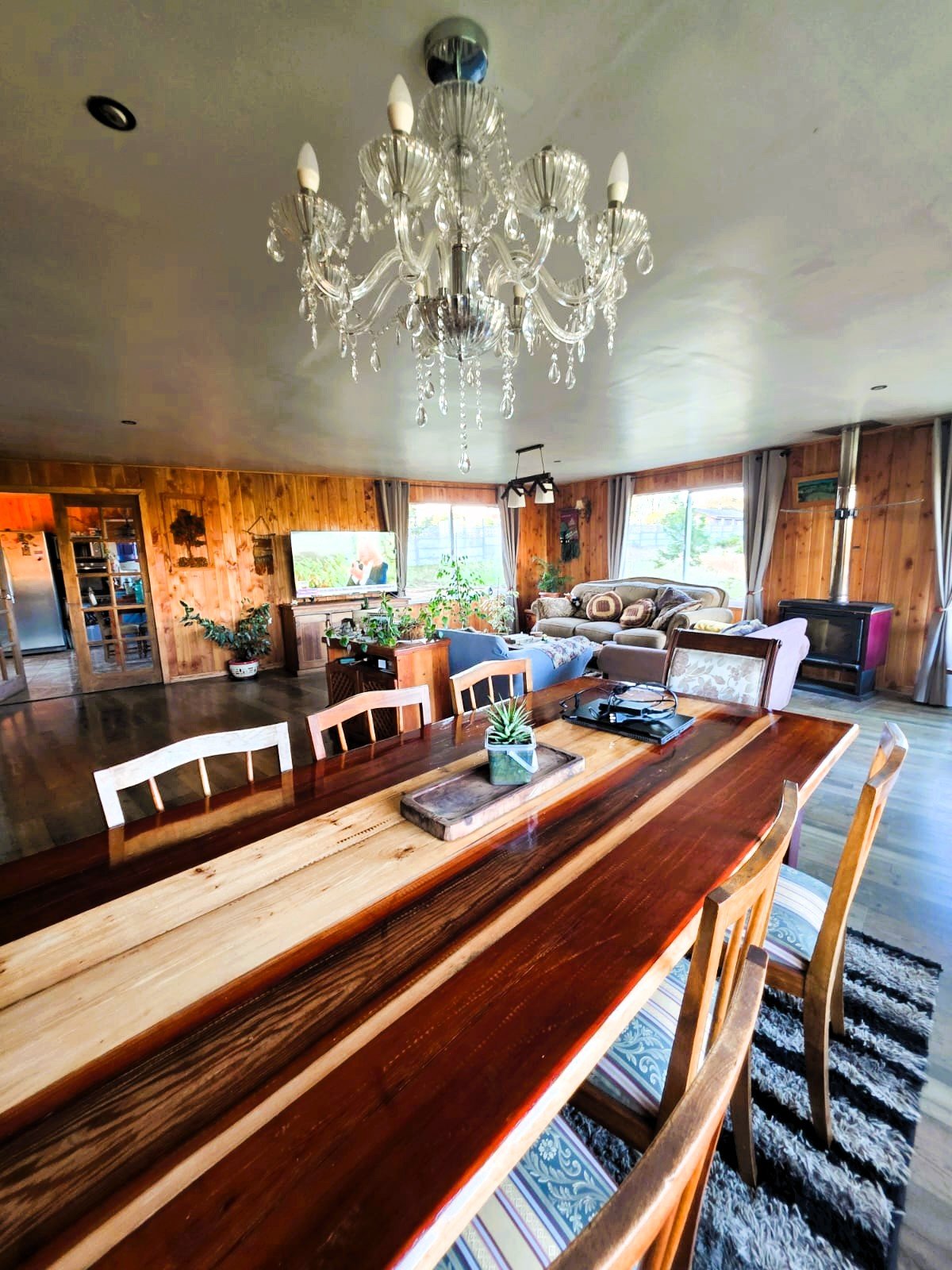 Casa Habitación: 160 m² (1 piso) con
terminaciones de alta materialidad.
Distribución: 3 Amplios Dormitorios y 2
Baños completos.
Cocina de Ensueño: Espaciosa cocina de 5x4
mts (20 m²), ideal para la vida en familia.
Espacio Extra: Incluye logia,
est