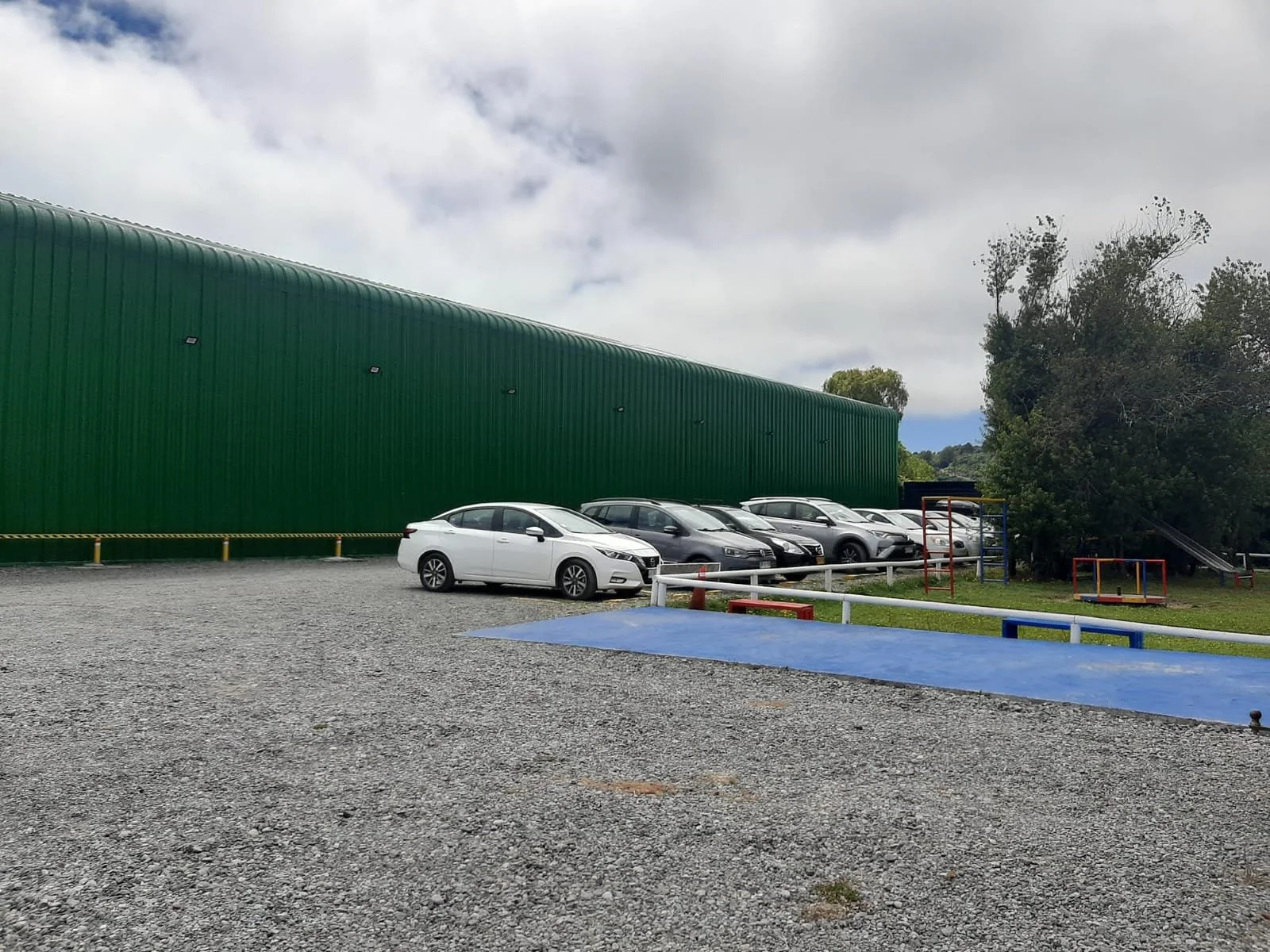 Se vende exclusiva propiedad comercial de 7.600 m² de terreno, ubicada en sector Chamiza, a escasos 3,6 km de Puerto Montt. El inmueble se emplaza en una parcelación consolidada de alta plusvalía y cuenta con operaciones comerciales activas en los ru