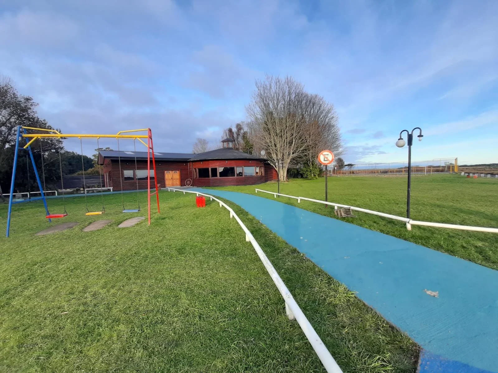 Se vende exclusiva propiedad comercial de 7.600 m² de terreno, ubicada en sector Chamiza, a escasos 3,6 km de Puerto Montt. El inmueble se emplaza en una parcelación consolidada de alta plusvalía y cuenta con operaciones comerciales activas en los ru