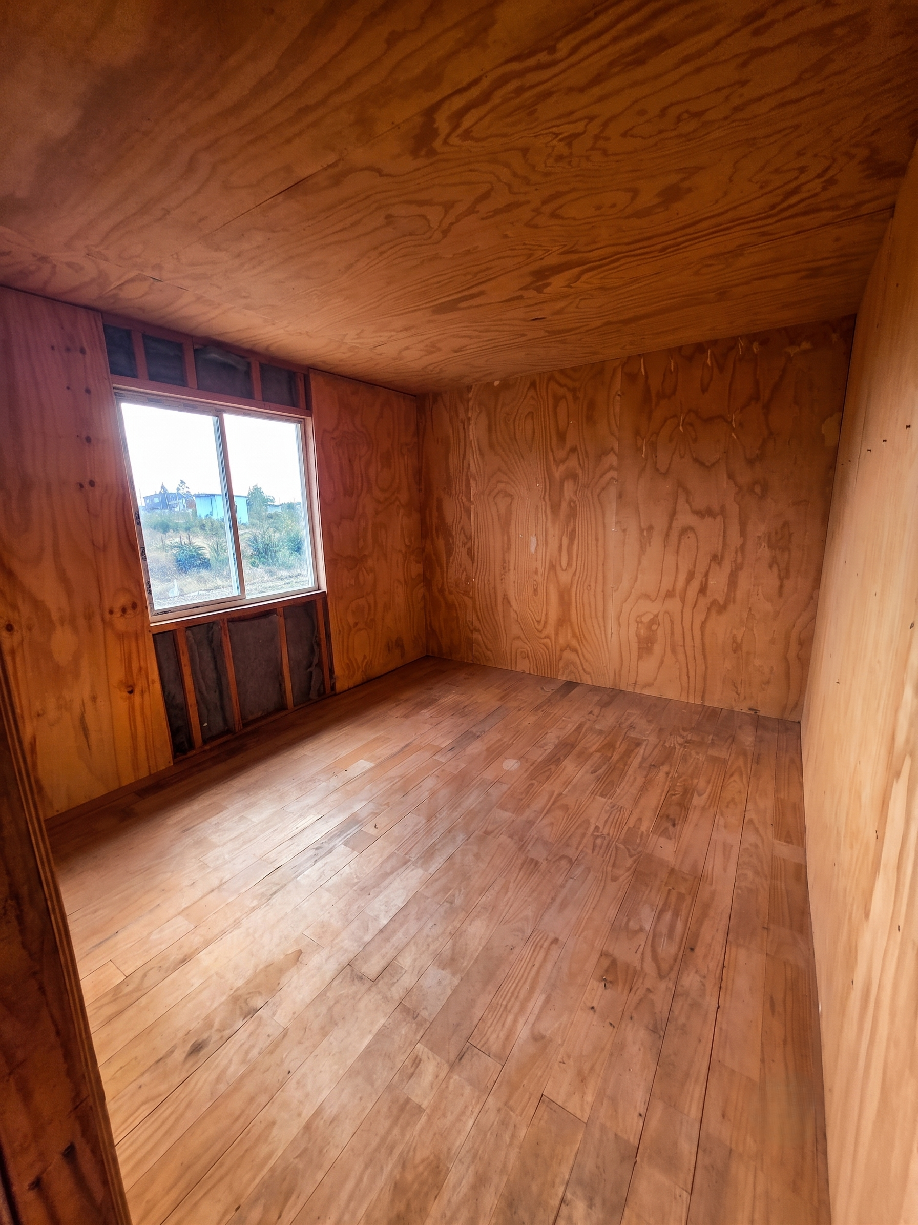 Descubre esta amplia propiedad con 1.050 m² de terreno y excelente conectividad en el sector de Senda Sur. Una alternativa versátil, habitable desde el primer día y con un tremendo potencial de plusvalía para remodelar a tu gusto o desarrollar el pro