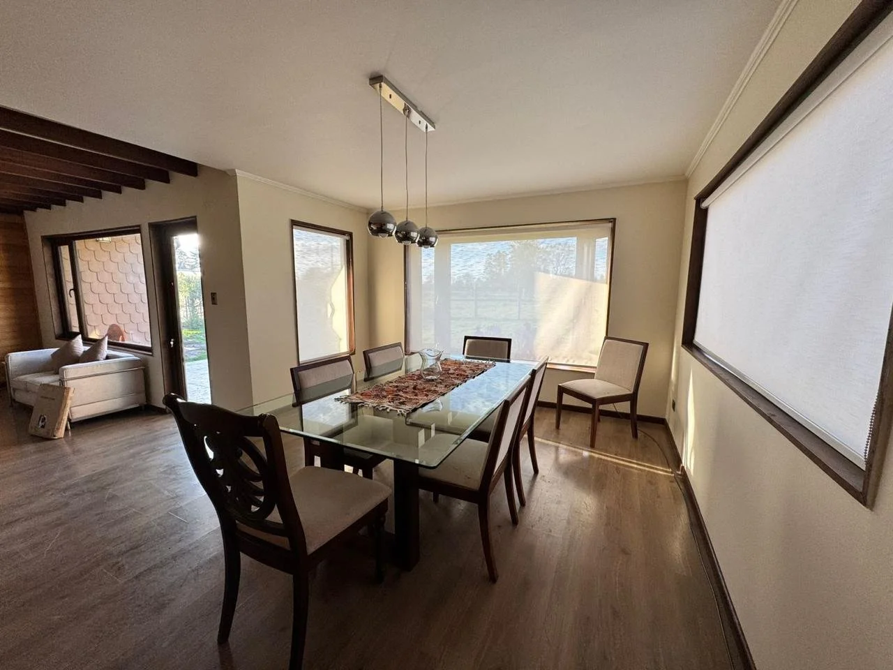 Destacada casa de excelente distribución e iluminación natural en uno de los sectores más residenciales y estratégicos de Puerto Varas. Cuenta con 4 dormitorios (2 en suite), calefacción por losa radiante, jardín consolidado y estacionamiento techado