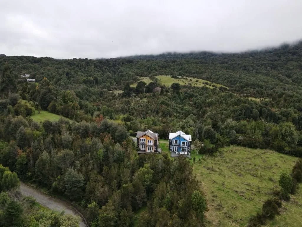 1 HECTÁREA CON 2 CASAS DE DISEÑO Y VISTA AL MAR