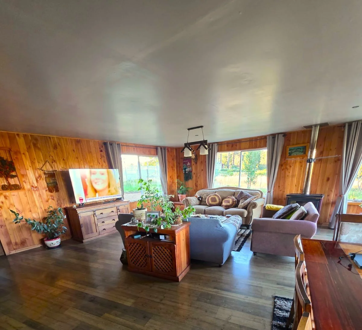 Casa Habitación: 160 m² (1 piso) con
terminaciones de alta materialidad.
Distribución: 3 Amplios Dormitorios y 2
Baños completos.
Cocina de Ensueño: Espaciosa cocina de 5x4
mts (20 m²), ideal para la vida en familia.
Espacio Extra: Incluye logia,
est