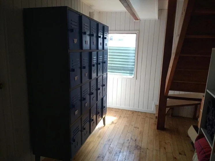 Sistema de custodia segura diseñado para que los huéspedes o viajeros almacenen su equipaje y objetos de valor fuera de las habitaciones o antes/después de su estancia.