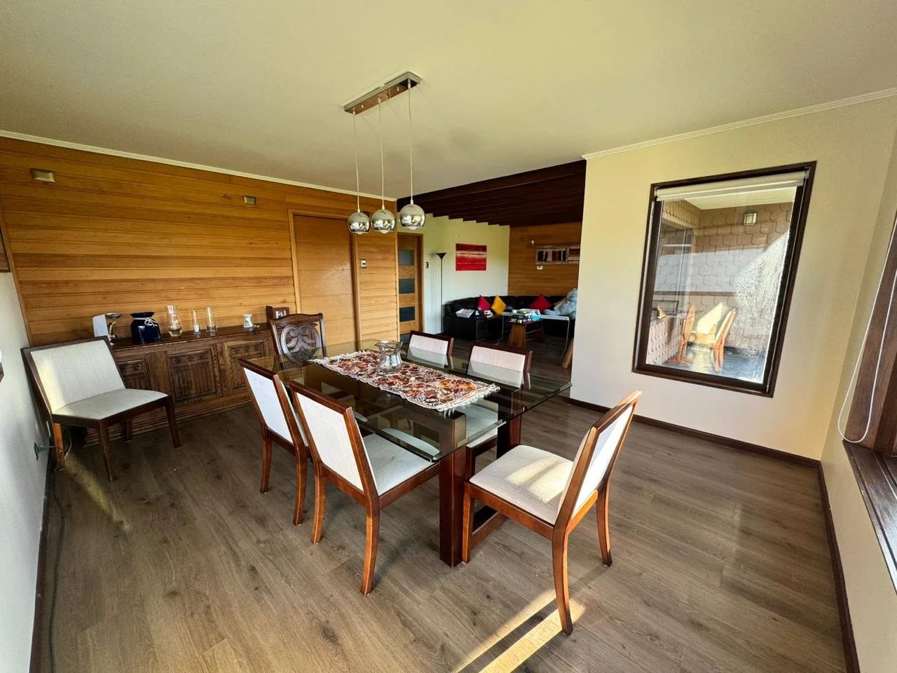 Destacada casa de excelente distribución e iluminación natural en uno de los sectores más residenciales y estratégicos de Puerto Varas. Cuenta con 4 dormitorios (2 en suite), calefacción por losa radiante, jardín consolidado y estacionamiento techado