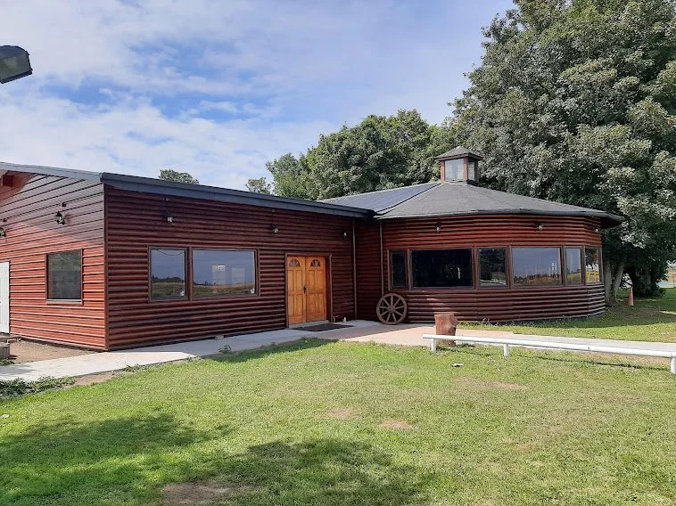Se vende exclusiva propiedad comercial de 7.600 m² de terreno, ubicada en sector Chamiza, a escasos 3,6 km de Puerto Montt. El inmueble se emplaza en una parcelación consolidada de alta plusvalía y cuenta con operaciones comerciales activas en los ru