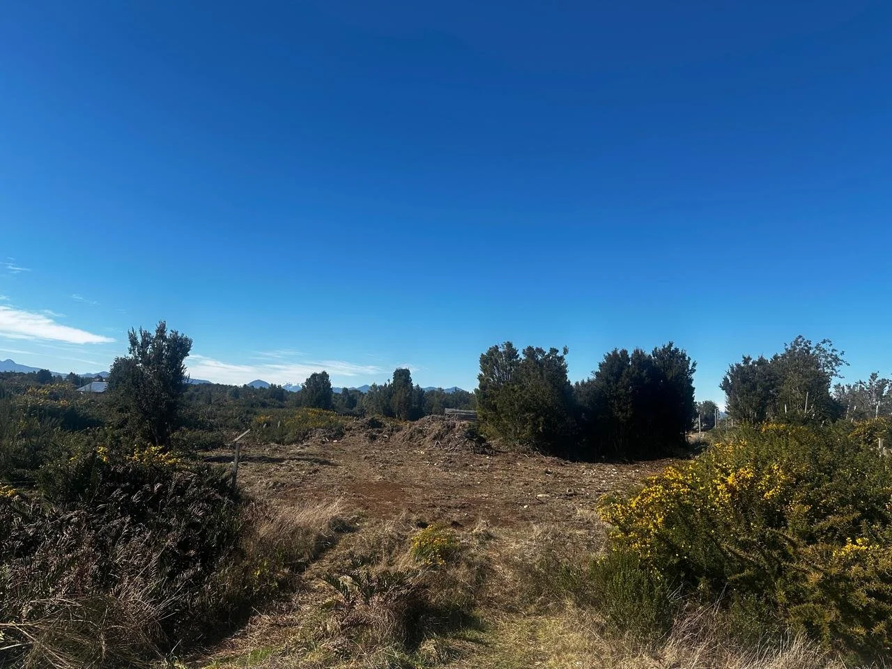 Descubre este excelente sitio ubicado en el consolidado y cotizado sector de La Vara, emplazado en un entorno residencial seguro y apacible por Pasaje Boston. Con dimensiones perfectas y topografía ideal, es la oportunidad que estabas esperando para 