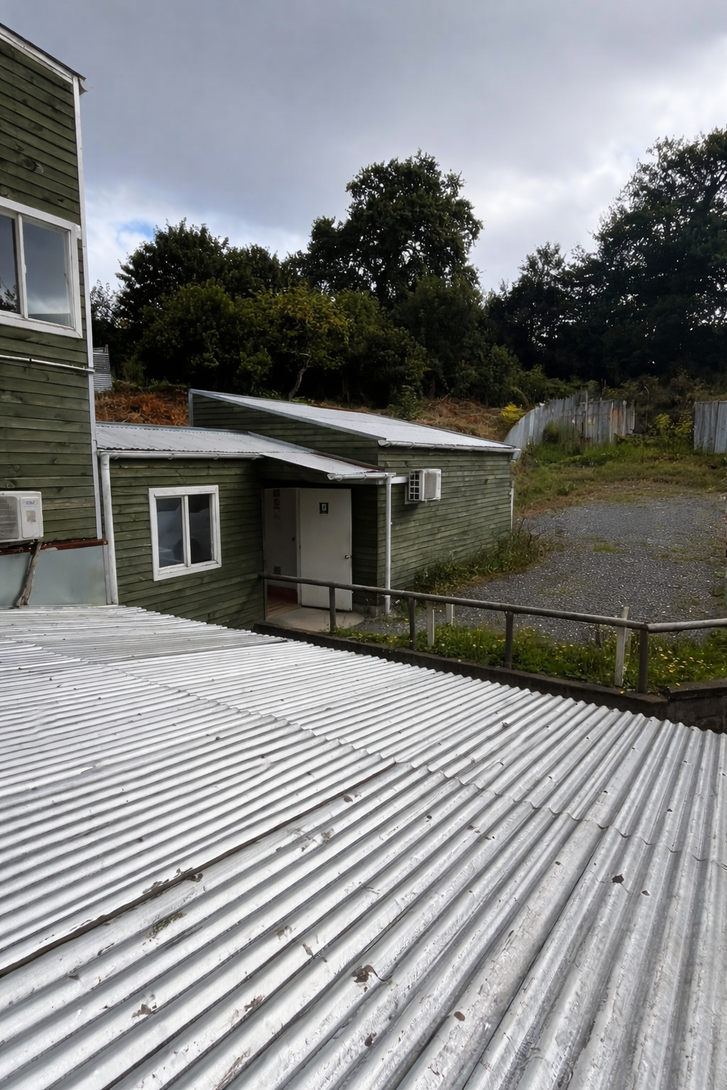 Vista al estacionamiento y sitio desde el segundo piso.