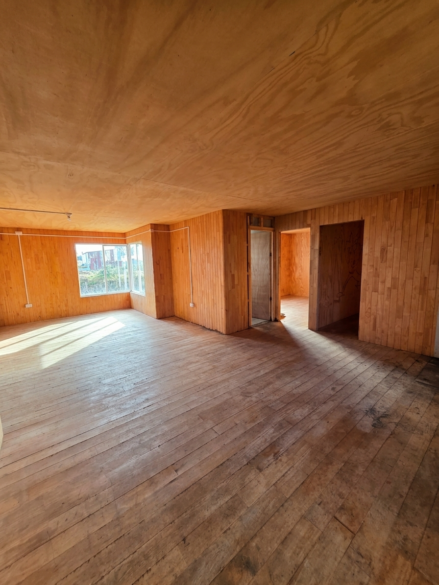 Descubre esta amplia propiedad con 1.050 m² de terreno y excelente conectividad en el sector de Senda Sur. Una alternativa versátil, habitable desde el primer día y con un tremendo potencial de plusvalía para remodelar a tu gusto o desarrollar el pro