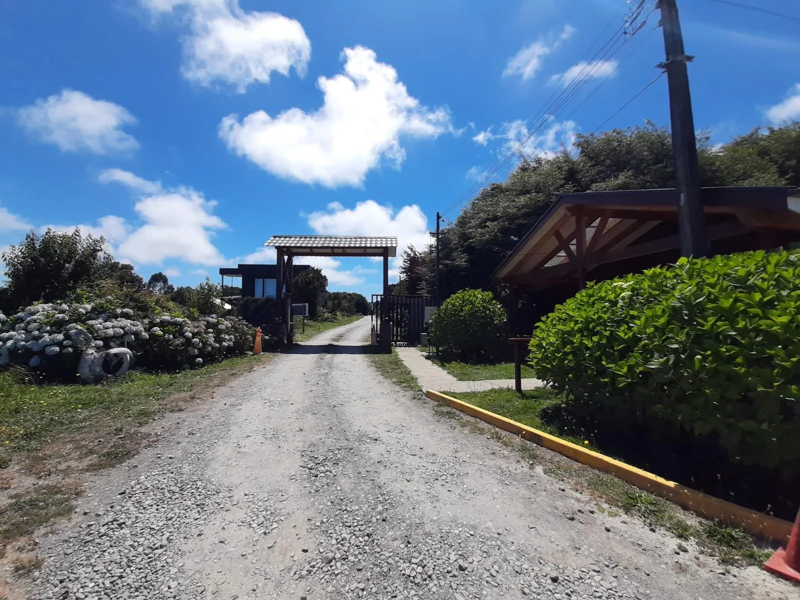 Se vende exclusiva propiedad comercial de 7.600 m² de terreno, ubicada en sector Chamiza, a escasos 3,6 km de Puerto Montt. El inmueble se emplaza en una parcelación consolidada de alta plusvalía y cuenta con operaciones comerciales activas en los ru