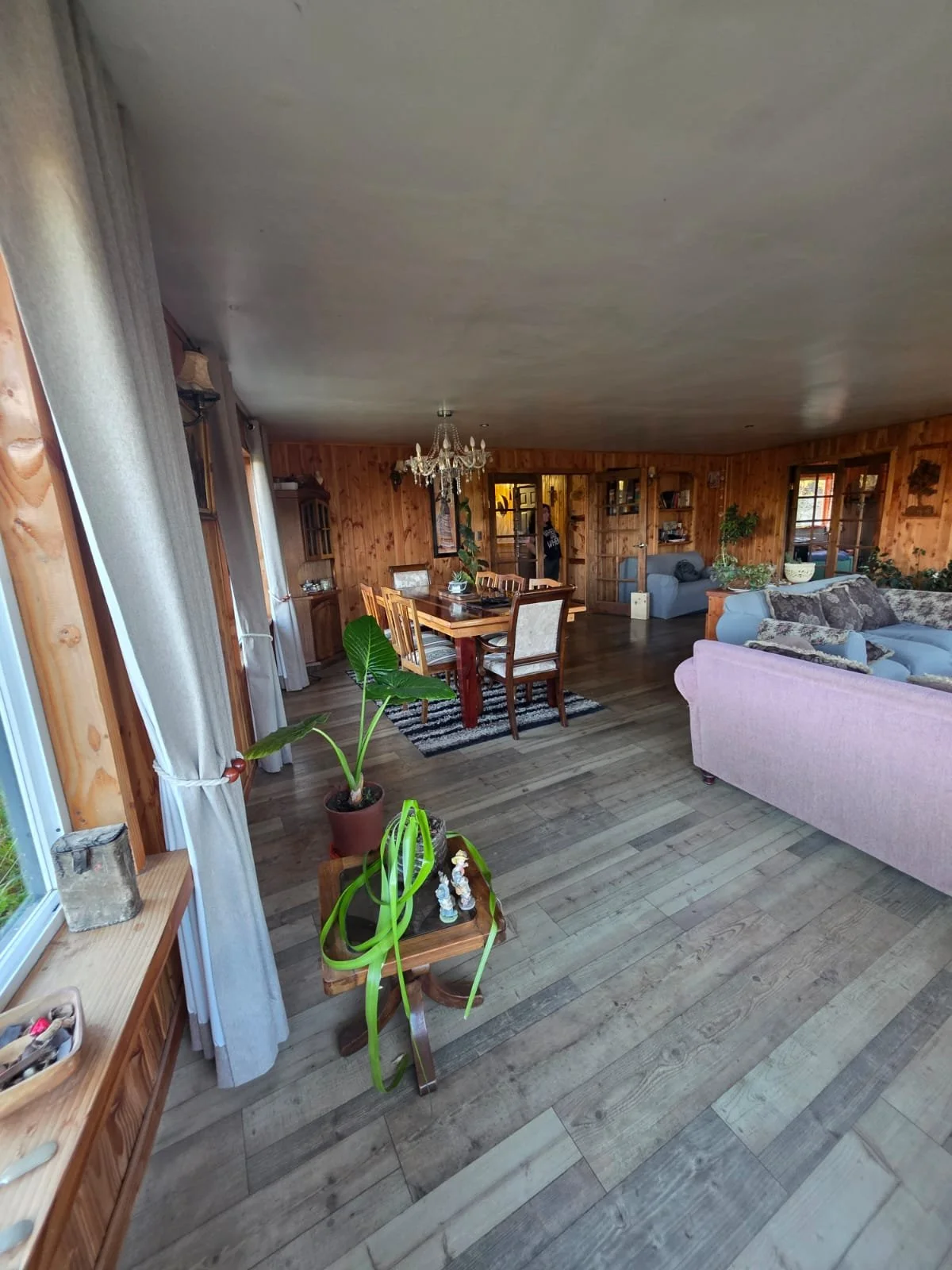 Casa Habitación: 160 m² (1 piso) con
terminaciones de alta materialidad.
Distribución: 3 Amplios Dormitorios y 2
Baños completos.
Cocina de Ensueño: Espaciosa cocina de 5x4
mts (20 m²), ideal para la vida en familia.
Espacio Extra: Incluye logia,
est