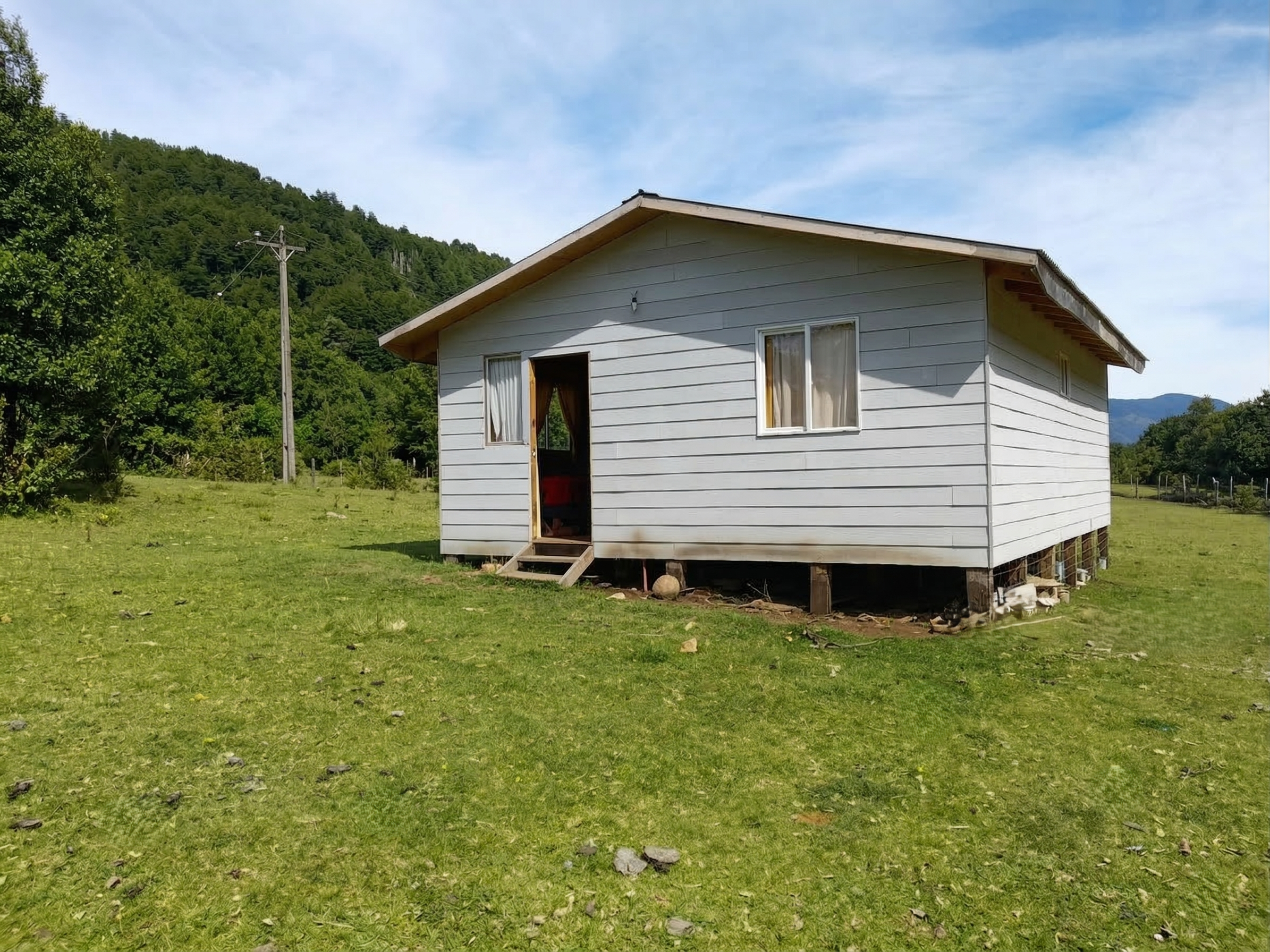 Infraestructura Base: Incluye una cabaña de 50 m² de 1 piso, perfecta como base de operaciones mientras planificas tus próximos pasos en este paraíso natural. 2 habitaciones, 1 baño. Sala de estar, comedor y cocina de concepto abierto. 