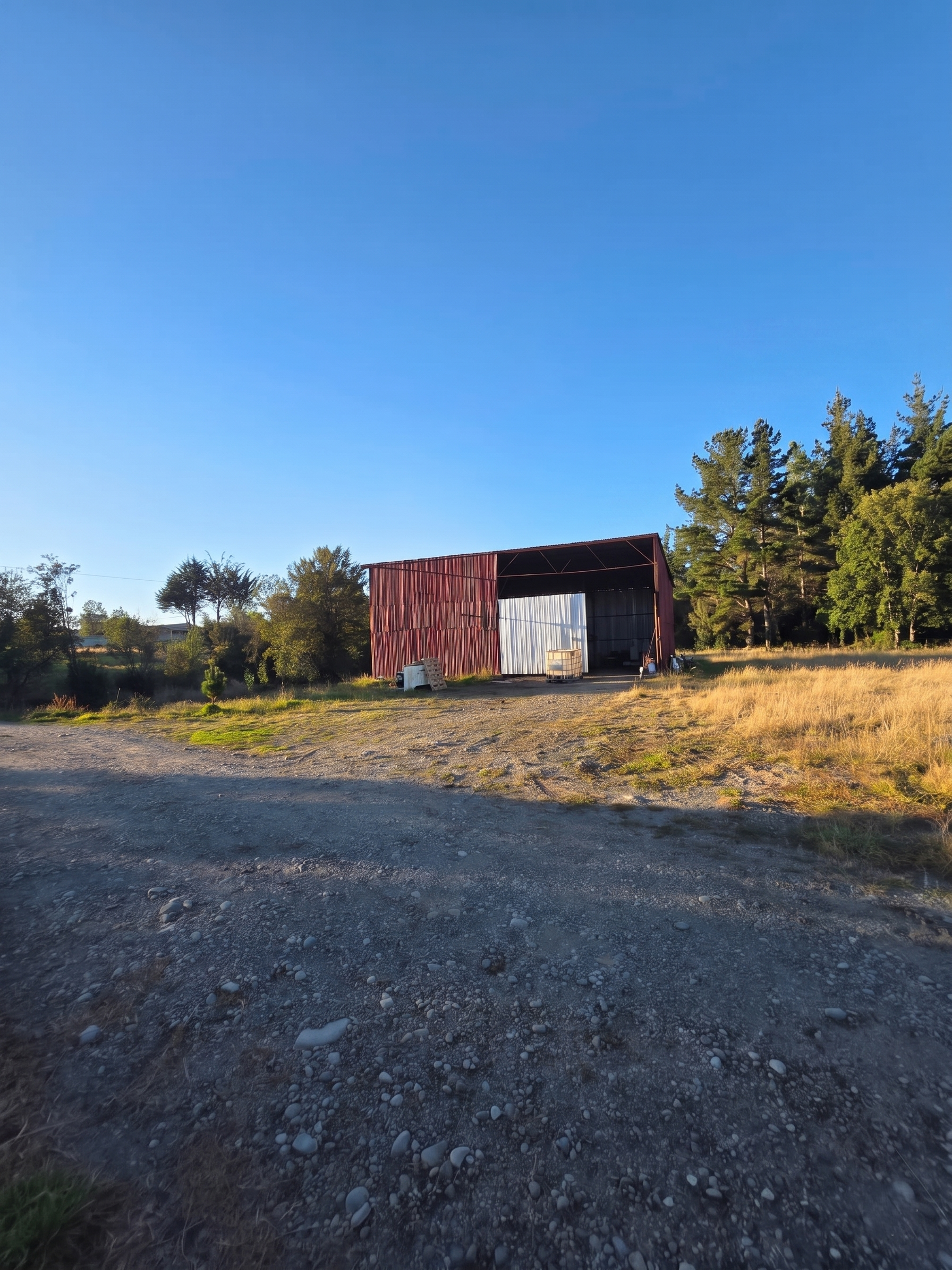 Espacio Extra: Incluye logia,
estacionamientos y una bodega o galpón de
70 m², perfecto para taller o almacenamiento.
