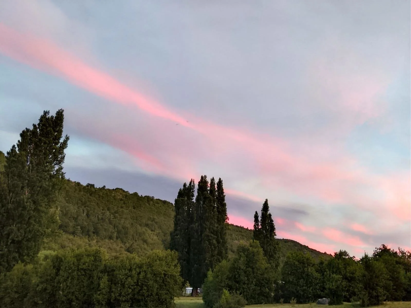 Entorno Natural Incomparable: Ubicada en una de las zonas con mayor belleza escénica y pureza ambiental de la Región de Los Lagos. Llanada Grande es un destino de clase mundial para el turismo aventura, la pesca con mosca y la conservación, lo que as