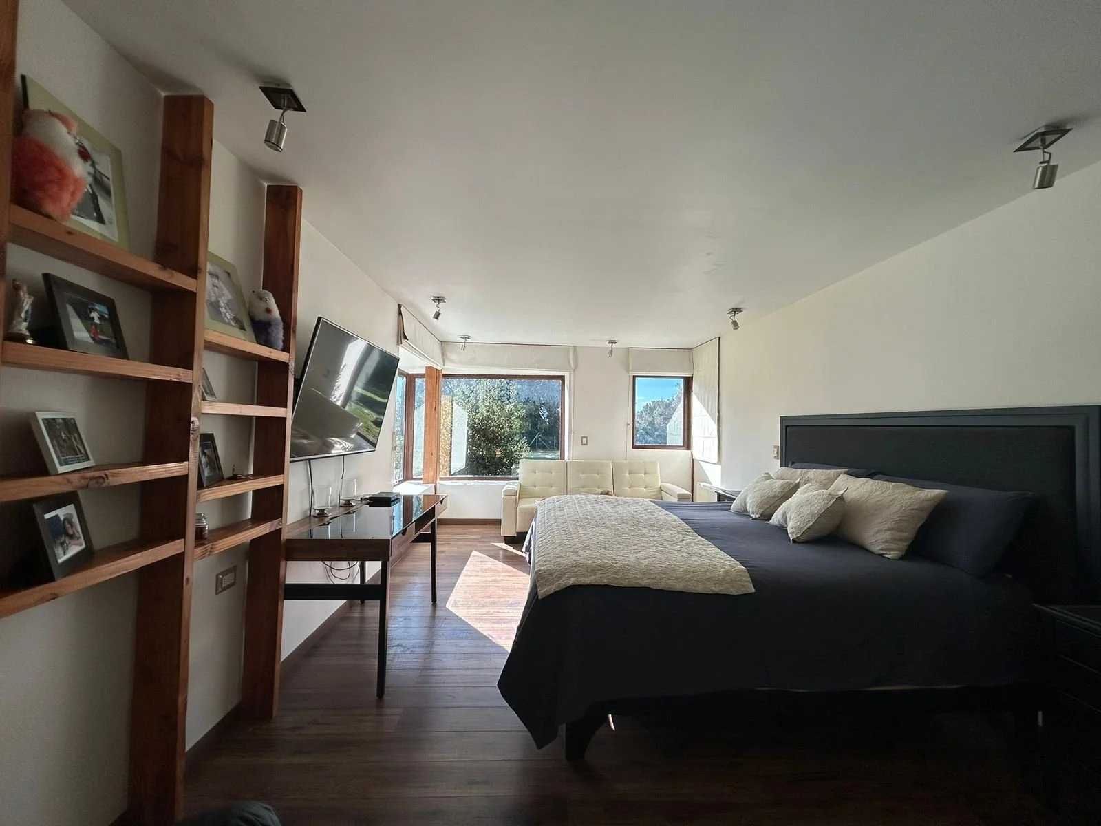 Casa de 380 m² en parcela de 5.000 m² con vista a los volcanes, dentro de condominio consolidado cercano al Colegio Alemán.