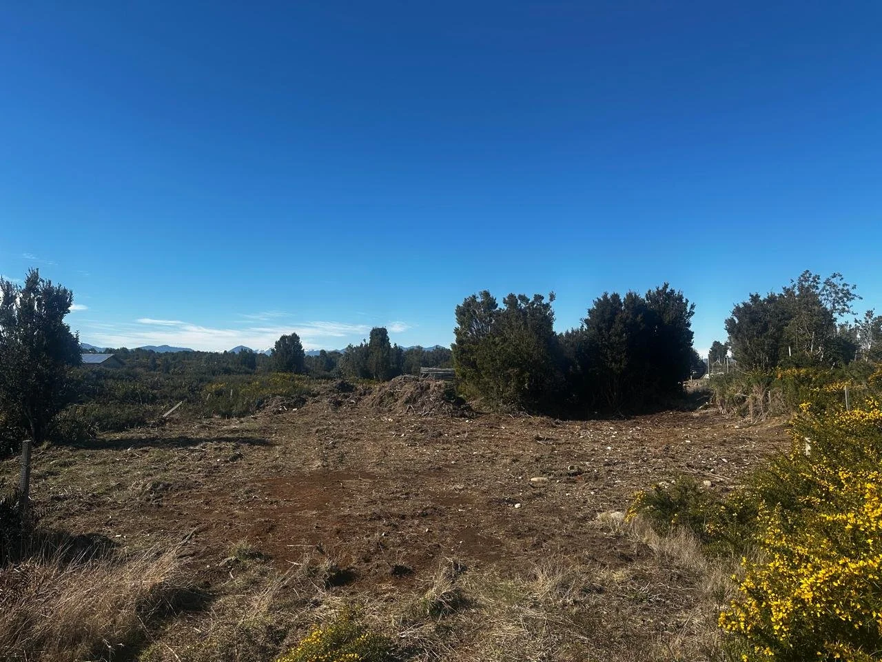 Descubre este excelente sitio ubicado en el consolidado y cotizado sector de La Vara, emplazado en un entorno residencial seguro y apacible por Pasaje Boston. Con dimensiones perfectas y topografía ideal, es la oportunidad que estabas esperando para 