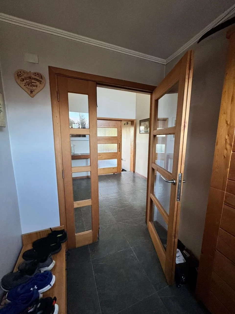 Destacada casa de excelente distribución e iluminación natural en uno de los sectores más residenciales y estratégicos de Puerto Varas. Cuenta con 4 dormitorios (2 en suite), calefacción por losa radiante, jardín consolidado y estacionamiento techado
