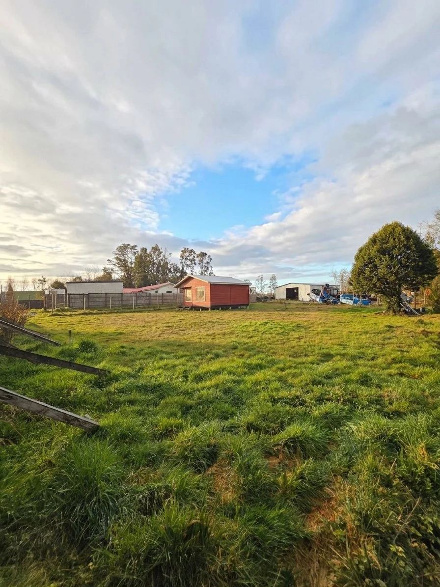 A diferencia de las parcelas rurales interiores tradicionalmente distantes, esta propiedad te entrega acceso vial inmediato a la ruta y la tranquilidad de contar con los servicios básicos ya instalados y funcionando. Perfecta para habitar, remodelar 