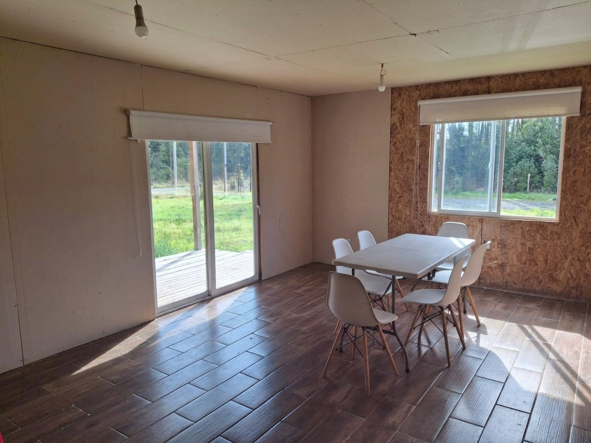 Superficie: 5.000 m².  
Cabaña: 54 m² (2 habitaciones, 1 baño).  
Ubicación: Km 2 desde el acceso principal del condominio.