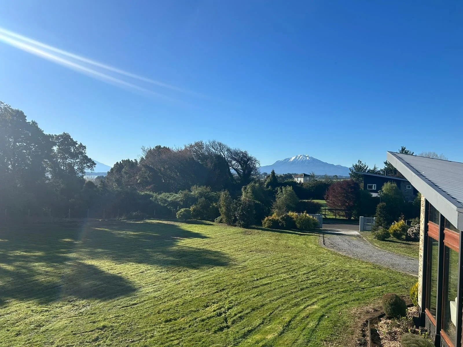 Casa de 380 m² en parcela de 5.000 m² con vista a los volcanes, dentro de condominio consolidado cercano al Colegio Alemán.