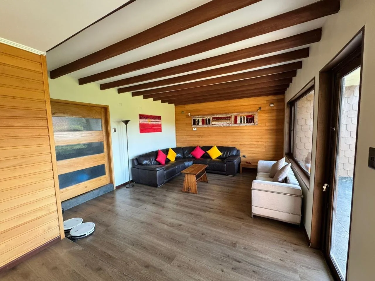 Destacada casa de excelente distribución e iluminación natural en uno de los sectores más residenciales y estratégicos de Puerto Varas. Cuenta con 4 dormitorios (2 en suite), calefacción por losa radiante, jardín consolidado y estacionamiento techado