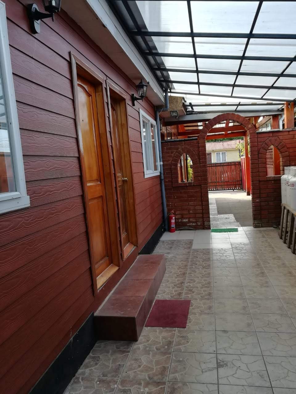 Pasillo que conecta la casa principal con Deptos A y B