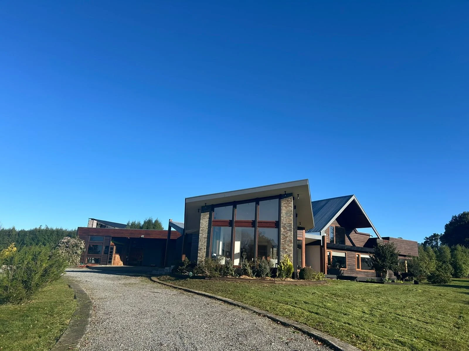 Casa de 380 m² en parcela de 5.000 m² con vista a los volcanes, dentro de condominio consolidado cercano al Colegio Alemán.
