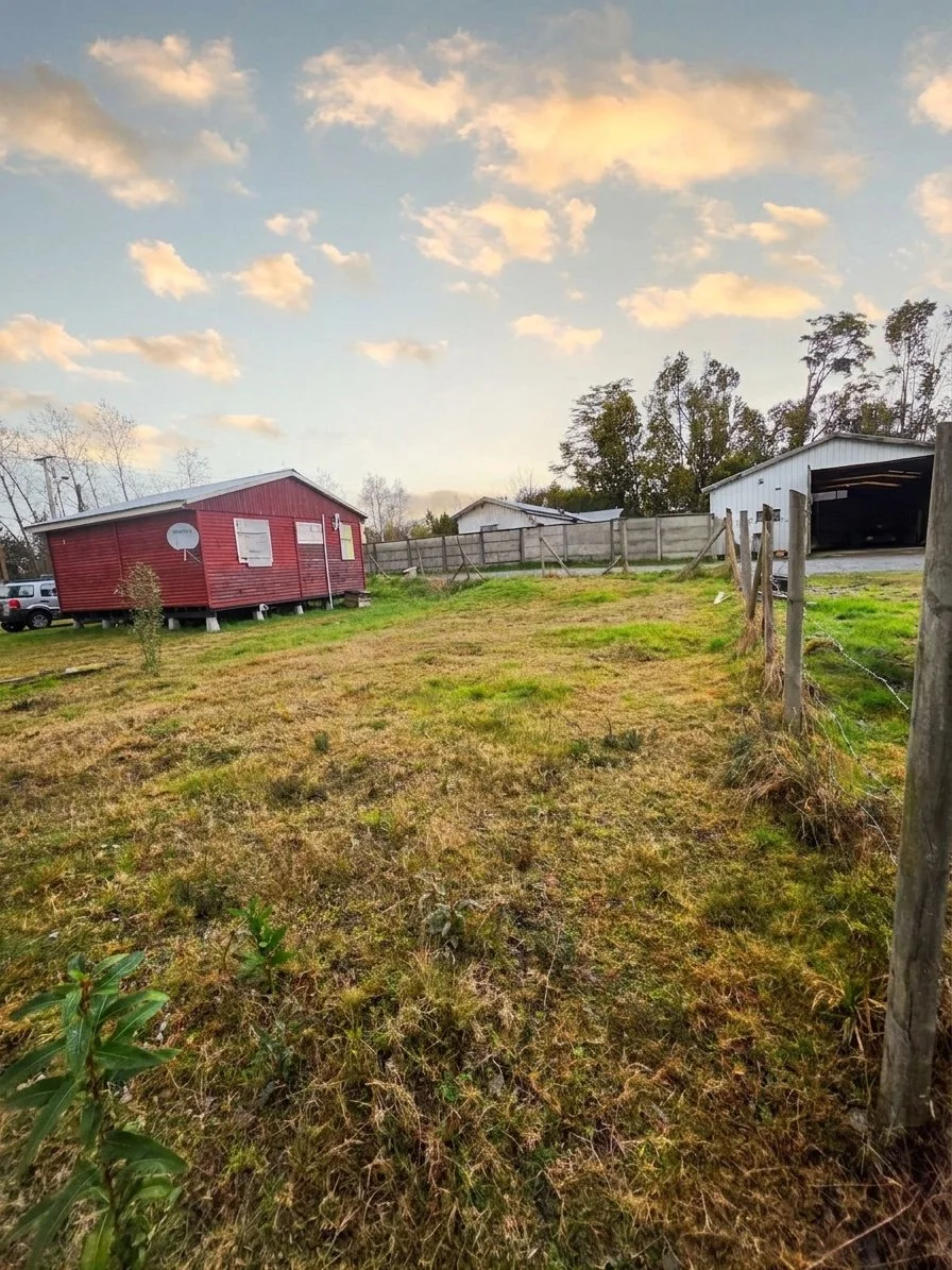 A diferencia de las parcelas rurales interiores tradicionalmente distantes, esta propiedad te entrega acceso vial inmediato a la ruta y la tranquilidad de contar con los servicios básicos ya instalados y funcionando. Perfecta para habitar, remodelar 