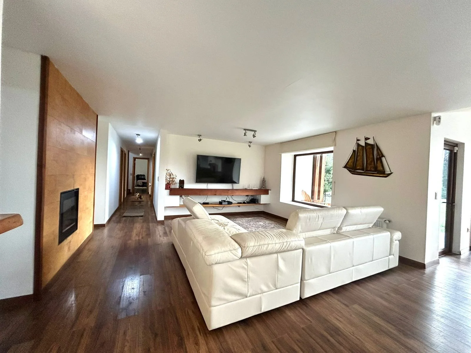 Casa de 380 m² en parcela de 5.000 m² con vista a los volcanes, dentro de condominio consolidado cercano al Colegio Alemán.