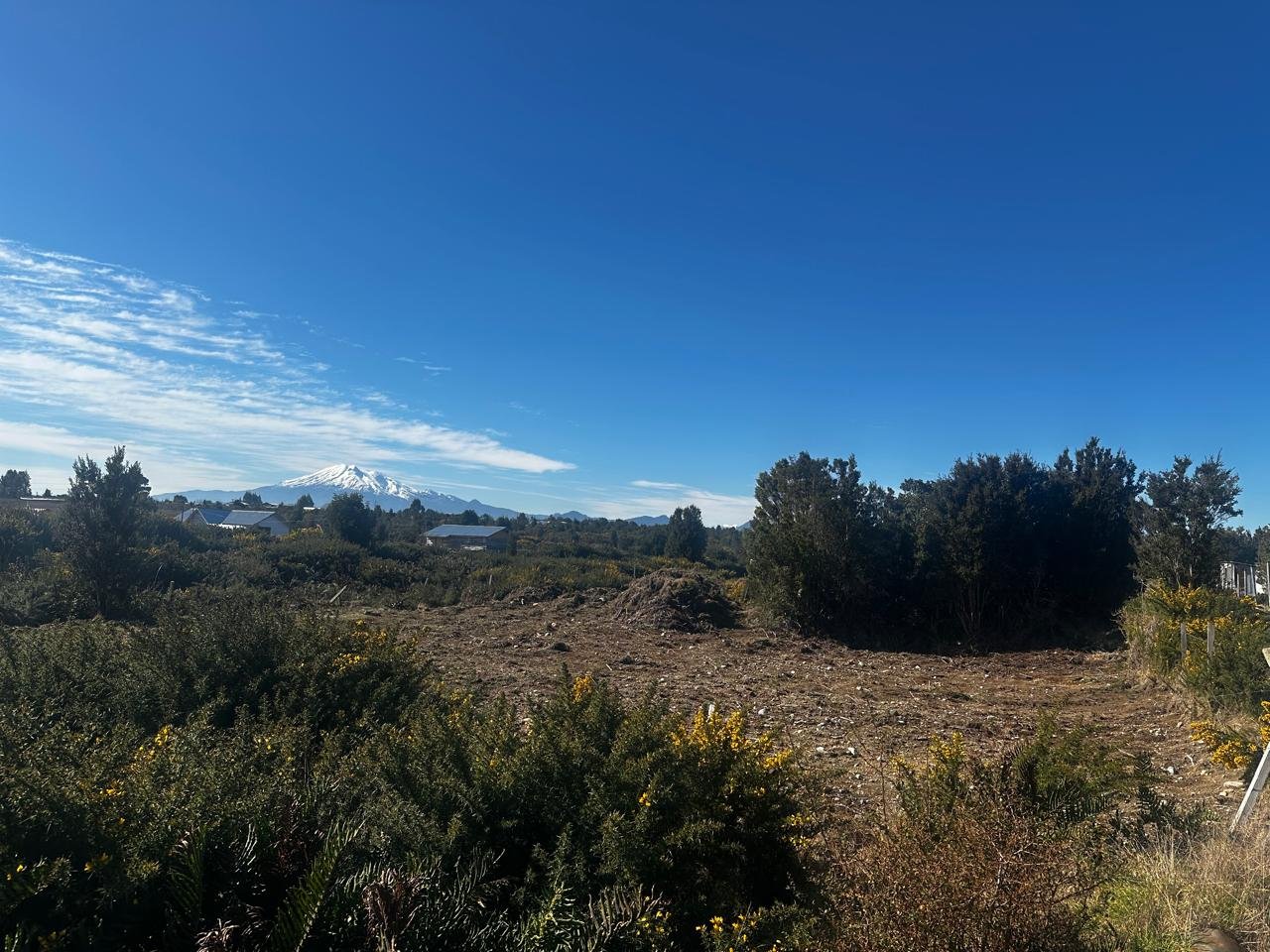 Descubre este excelente sitio ubicado en el consolidado y cotizado sector de La Vara, emplazado en un entorno residencial seguro y apacible por Pasaje Boston. Con dimensiones perfectas y topografía ideal, es la oportunidad que estabas esperando para 