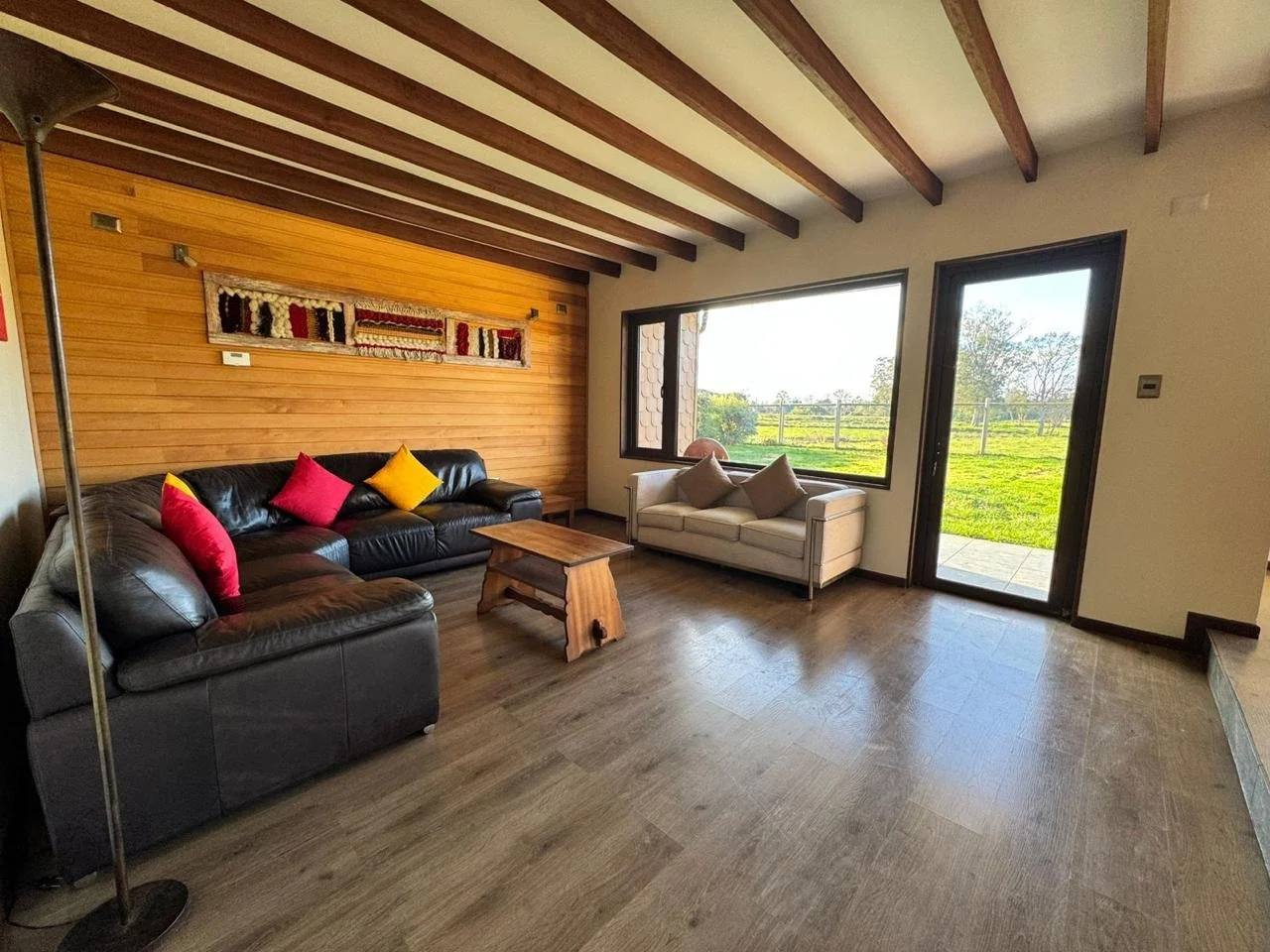 Destacada casa de excelente distribución e iluminación natural en uno de los sectores más residenciales y estratégicos de Puerto Varas. Cuenta con 4 dormitorios (2 en suite), calefacción por losa radiante, jardín consolidado y estacionamiento techado