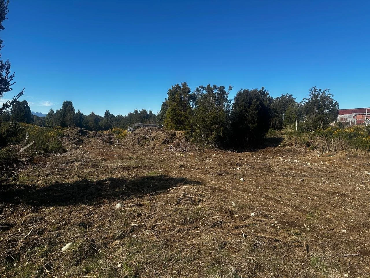 Descubre este excelente sitio ubicado en el consolidado y cotizado sector de La Vara, emplazado en un entorno residencial seguro y apacible por Pasaje Boston. Con dimensiones perfectas y topografía ideal, es la oportunidad que estabas esperando para 