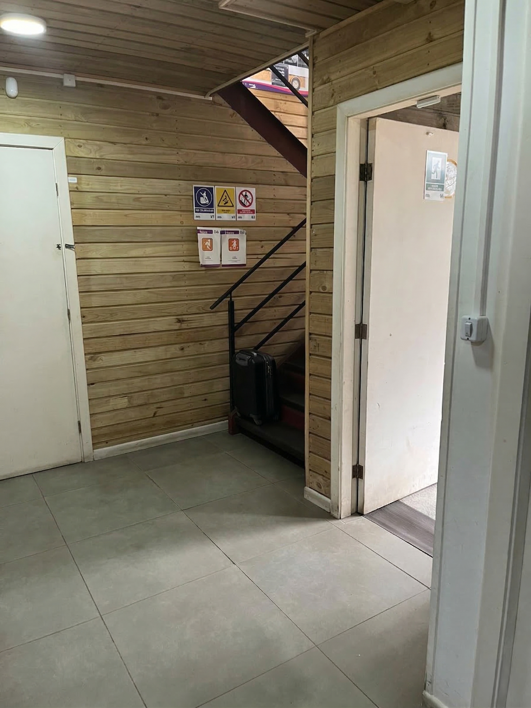 Puerta acceso nivel 1.