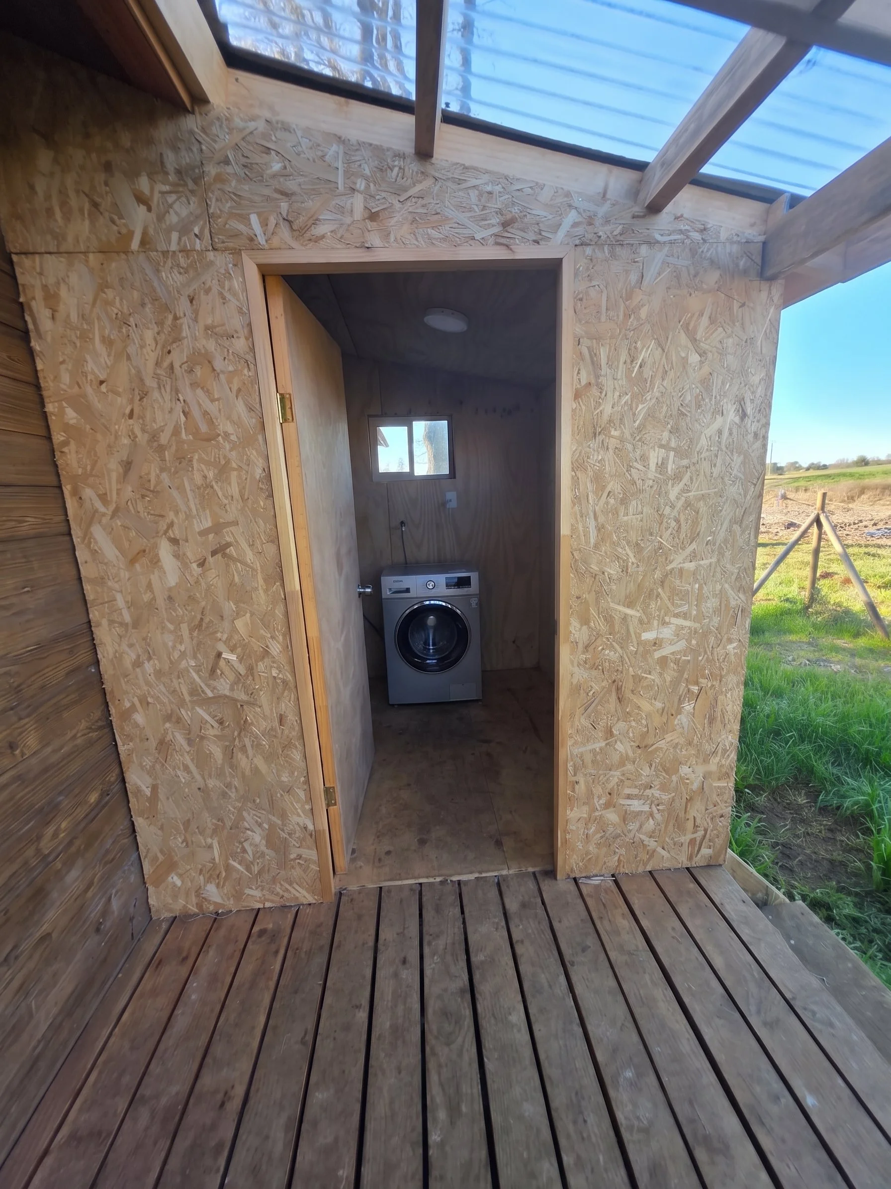 OPORTUNIDAD EN FRUTILLAR | Predio 3 Hectáreas + 400 m² Construidos

Sector Concordia (Ruta V-306), Frutillar
• Terreno: 3 Ha (30.000 m²) planas, con frente a ruta (potencial de loteo en 6 parcelas de 5.000 m²).
• Casa (200 m²): 4D / 2B (hidromasaje) 