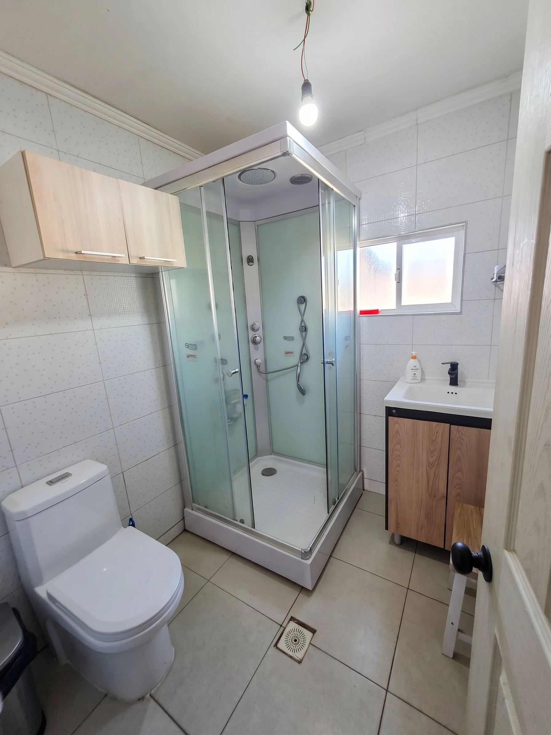OPORTUNIDAD EN FRUTILLAR | Predio 3 Hectáreas + 400 m² Construidos

Sector Concordia (Ruta V-306), Frutillar
• Terreno: 3 Ha (30.000 m²) planas, con frente a ruta (potencial de loteo en 6 parcelas de 5.000 m²).
• Casa (200 m²): 4D / 2B (hidromasaje) 