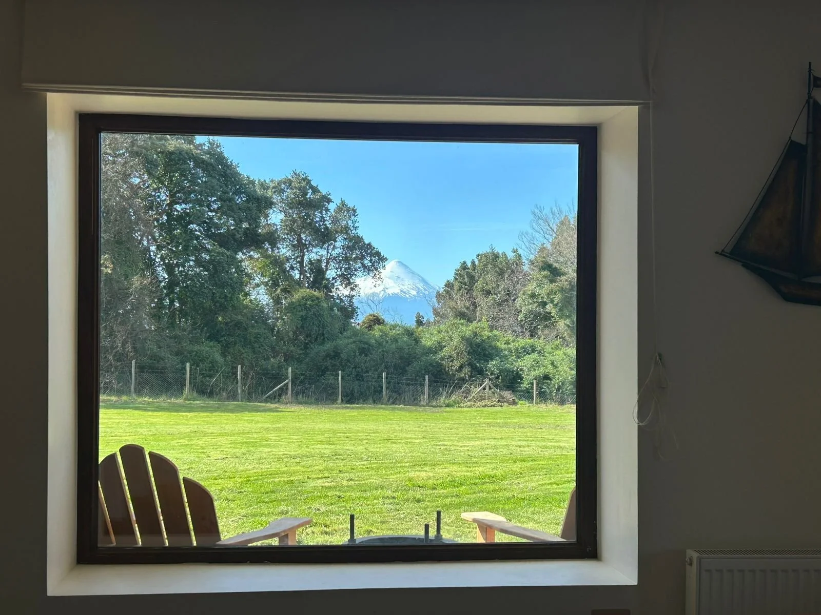 Casa de 380 m² en parcela de 5.000 m² con vista a los volcanes, dentro de condominio consolidado cercano al Colegio Alemán.