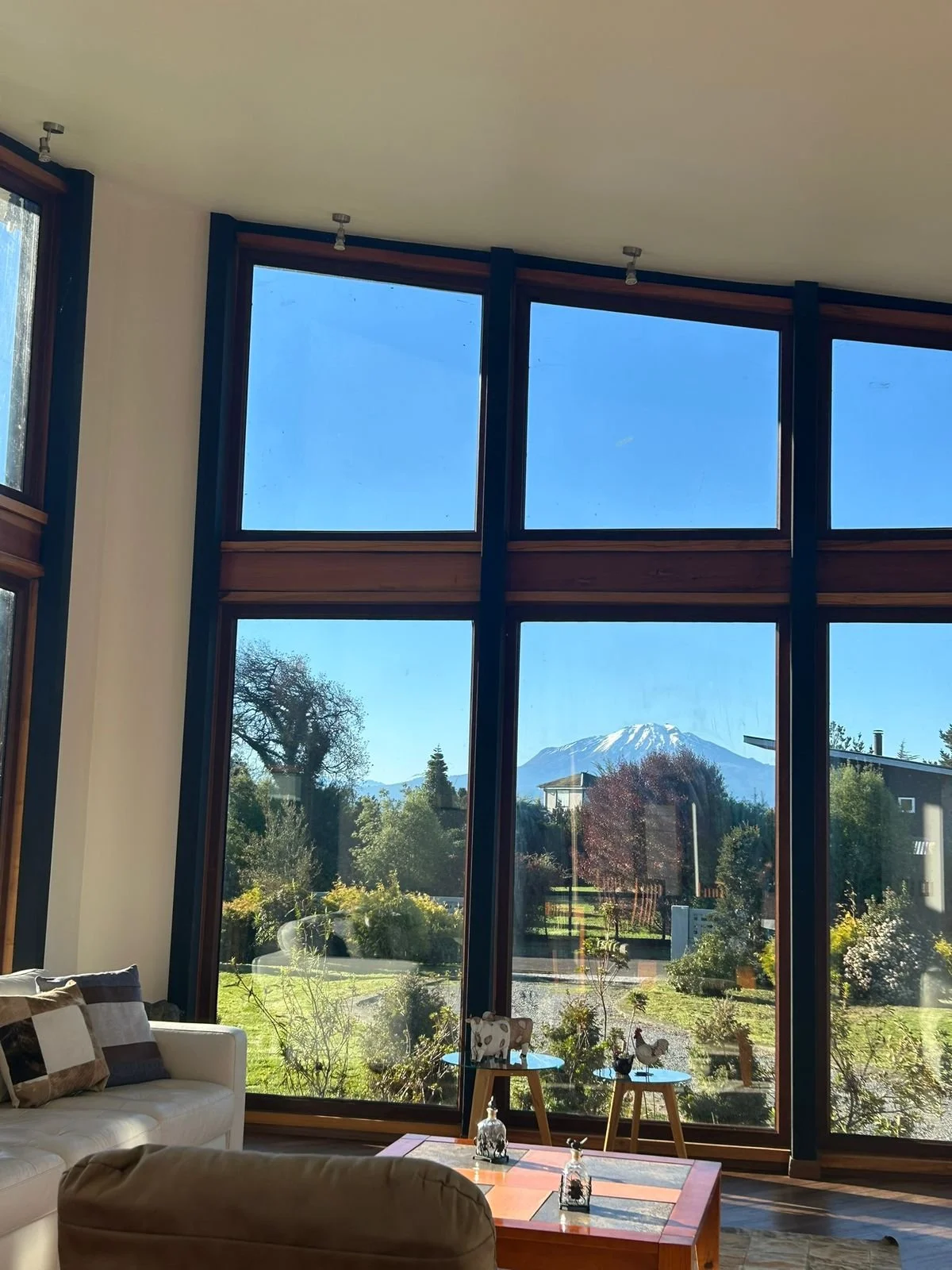 Casa de 380 m² en parcela de 5.000 m² con vista a los volcanes, dentro de condominio consolidado cercano al Colegio Alemán.