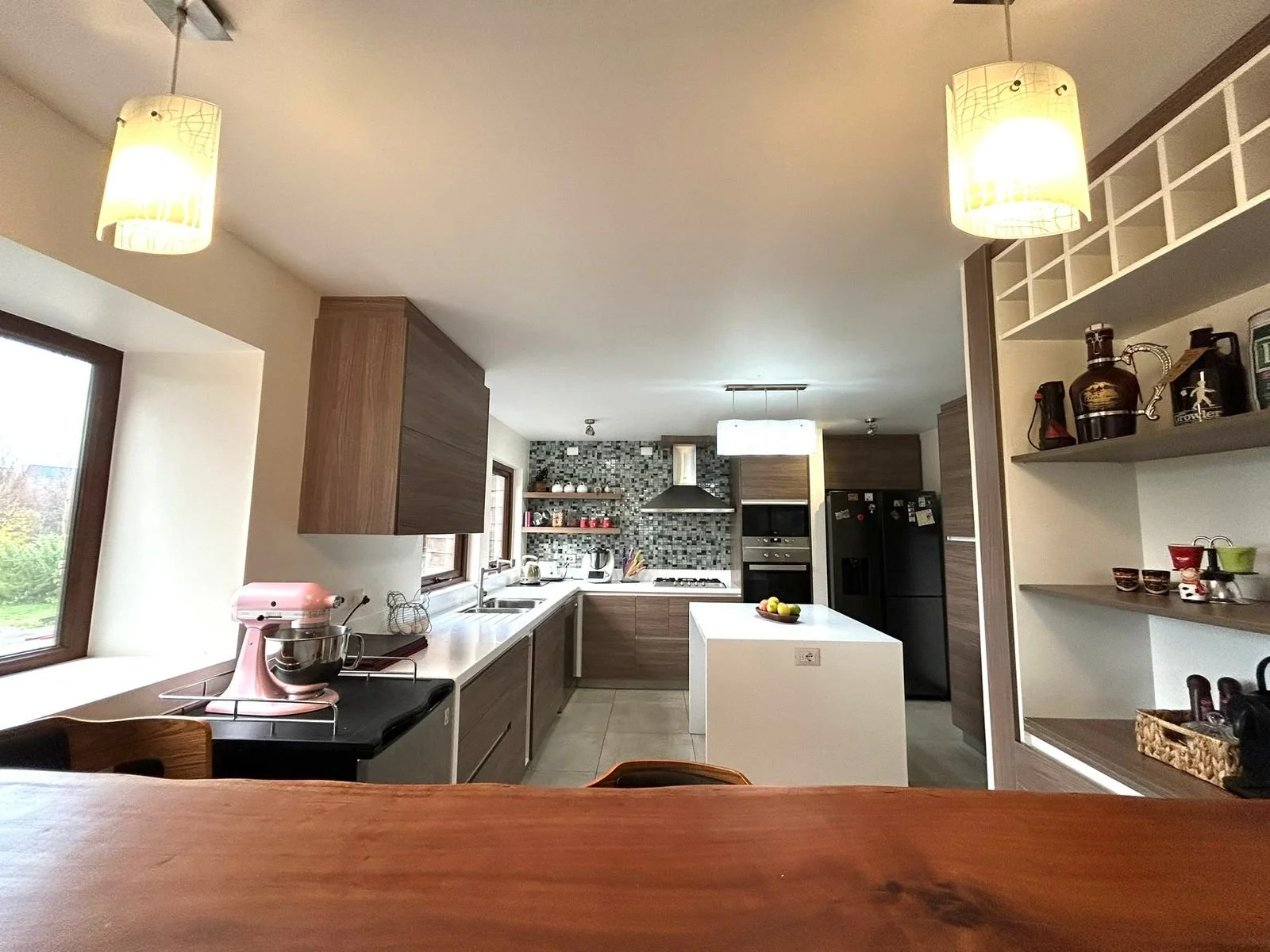 Casa de 380 m² en parcela de 5.000 m² con vista a los volcanes, dentro de condominio consolidado cercano al Colegio Alemán.