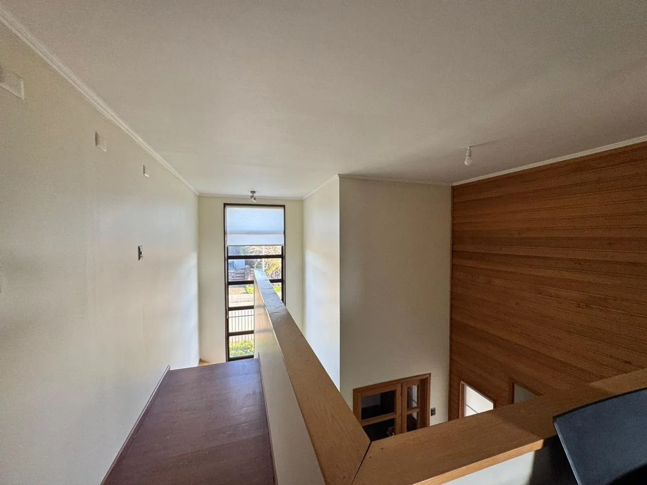 Destacada casa de excelente distribución e iluminación natural en uno de los sectores más residenciales y estratégicos de Puerto Varas. Cuenta con 4 dormitorios (2 en suite), calefacción por losa radiante, jardín consolidado y estacionamiento techado