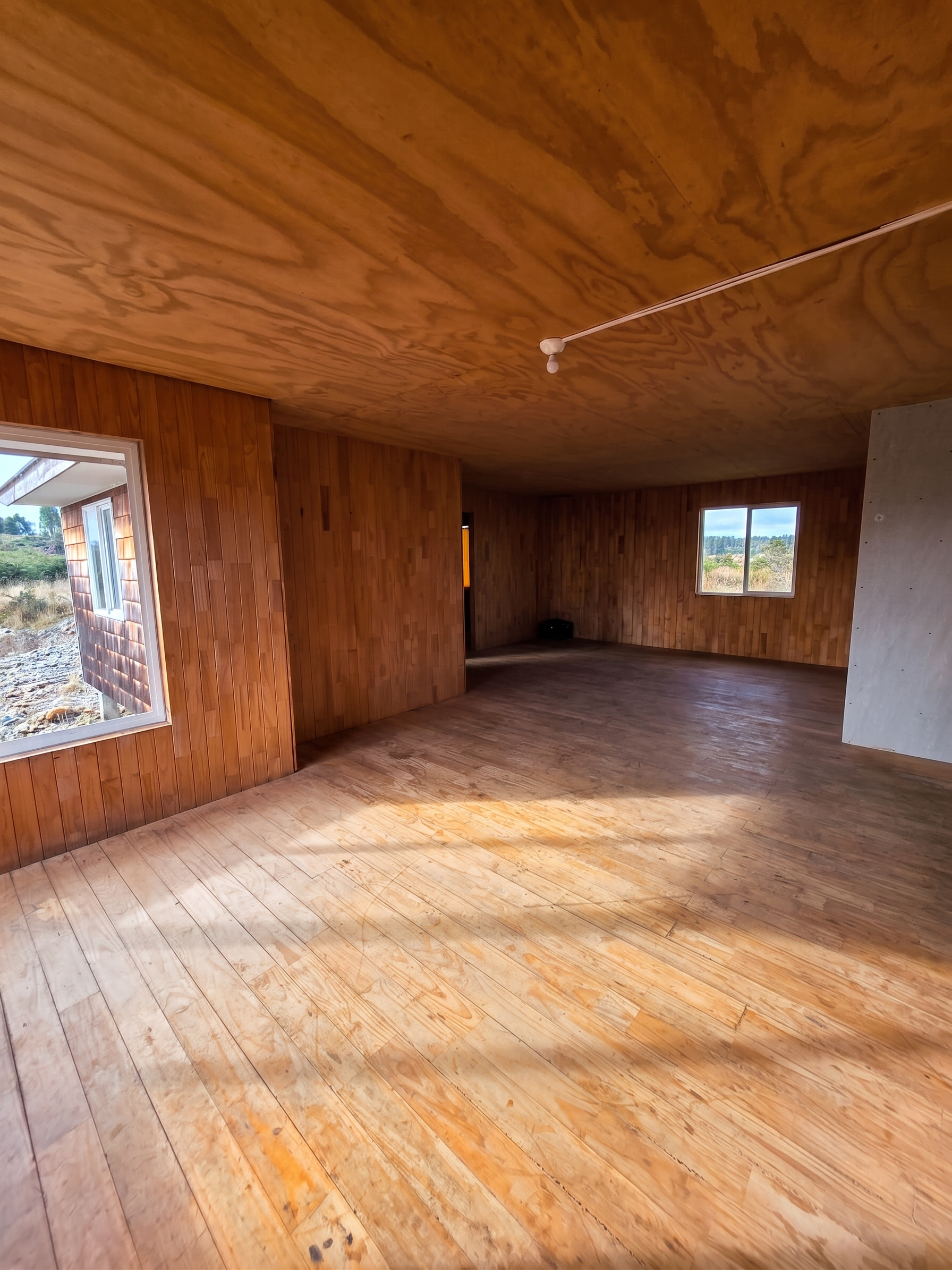 Descubre esta amplia propiedad con 1.050 m² de terreno y excelente conectividad en el sector de Senda Sur. Una alternativa versátil, habitable desde el primer día y con un tremendo potencial de plusvalía para remodelar a tu gusto o desarrollar el pro