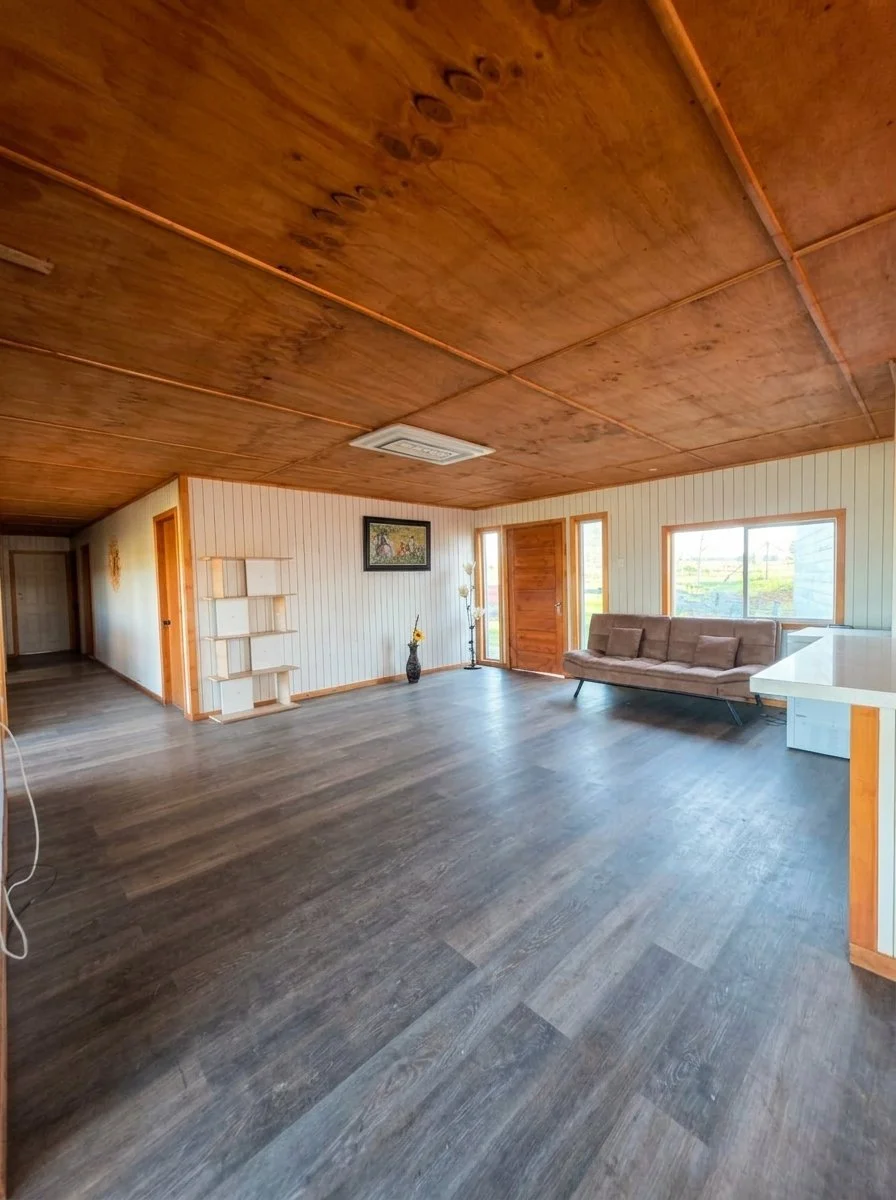 OPORTUNIDAD EN FRUTILLAR | Predio 3 Hectáreas + 400 m² Construidos.

Sector Concordia (Ruta V-306), Frutillar
• Terreno: 3 Ha (30.000 m²) planas, con frente a ruta (potencial de loteo en 6 parcelas de 5.000 m²).
• Casa (200 m²): 4D / 2B (hidromasaje)