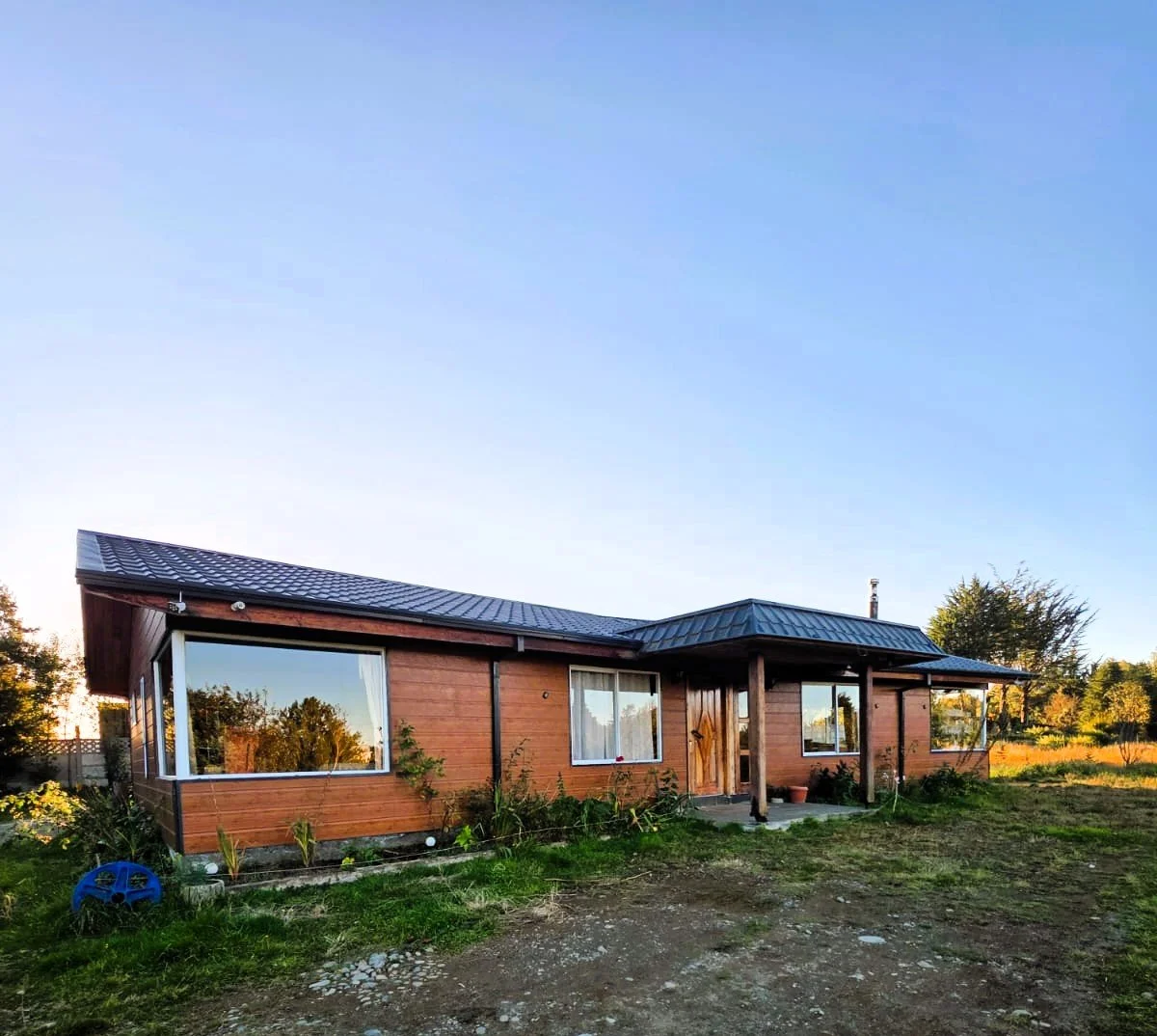 Versatilidad Habitacional e Industrial: Combina una casa de 160 m² con un
galpón de 70 m², ideal para quienes buscan vivir y operar su negocio en un mismo
lugar.
Recurso natural exclusivo: La presencia de un estero propio dentro de los 5.000
m² de te