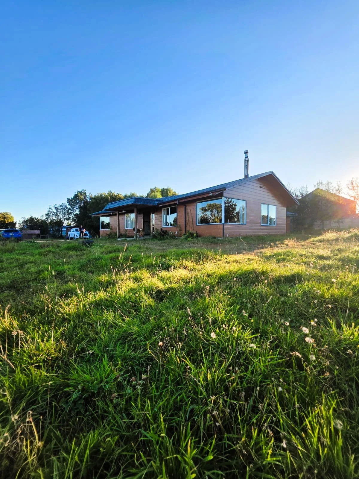 Versatilidad Habitacional e Industrial: Combina una casa de 160 m² con un
galpón de 70 m², ideal para quienes buscan vivir y operar su negocio en un mismo
lugar.
Recurso natural exclusivo: La presencia de un estero propio dentro de los 5.000
m² de te