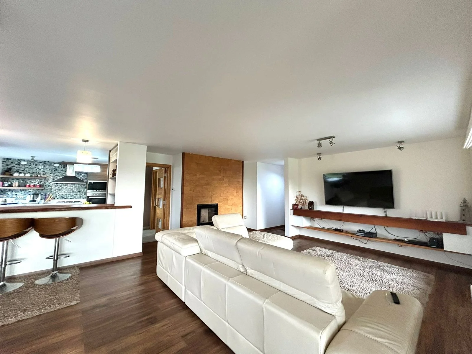 Casa de 380 m² en parcela de 5.000 m² con vista a los volcanes, dentro de condominio consolidado cercano al Colegio Alemán.