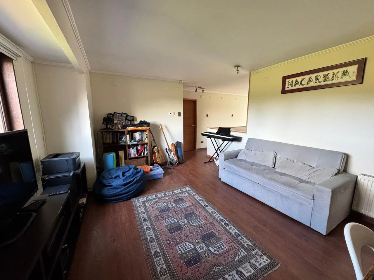 Destacada casa de excelente distribución e iluminación natural en uno de los sectores más residenciales y estratégicos de Puerto Varas. Cuenta con 4 dormitorios (2 en suite), calefacción por losa radiante, jardín consolidado y estacionamiento techado