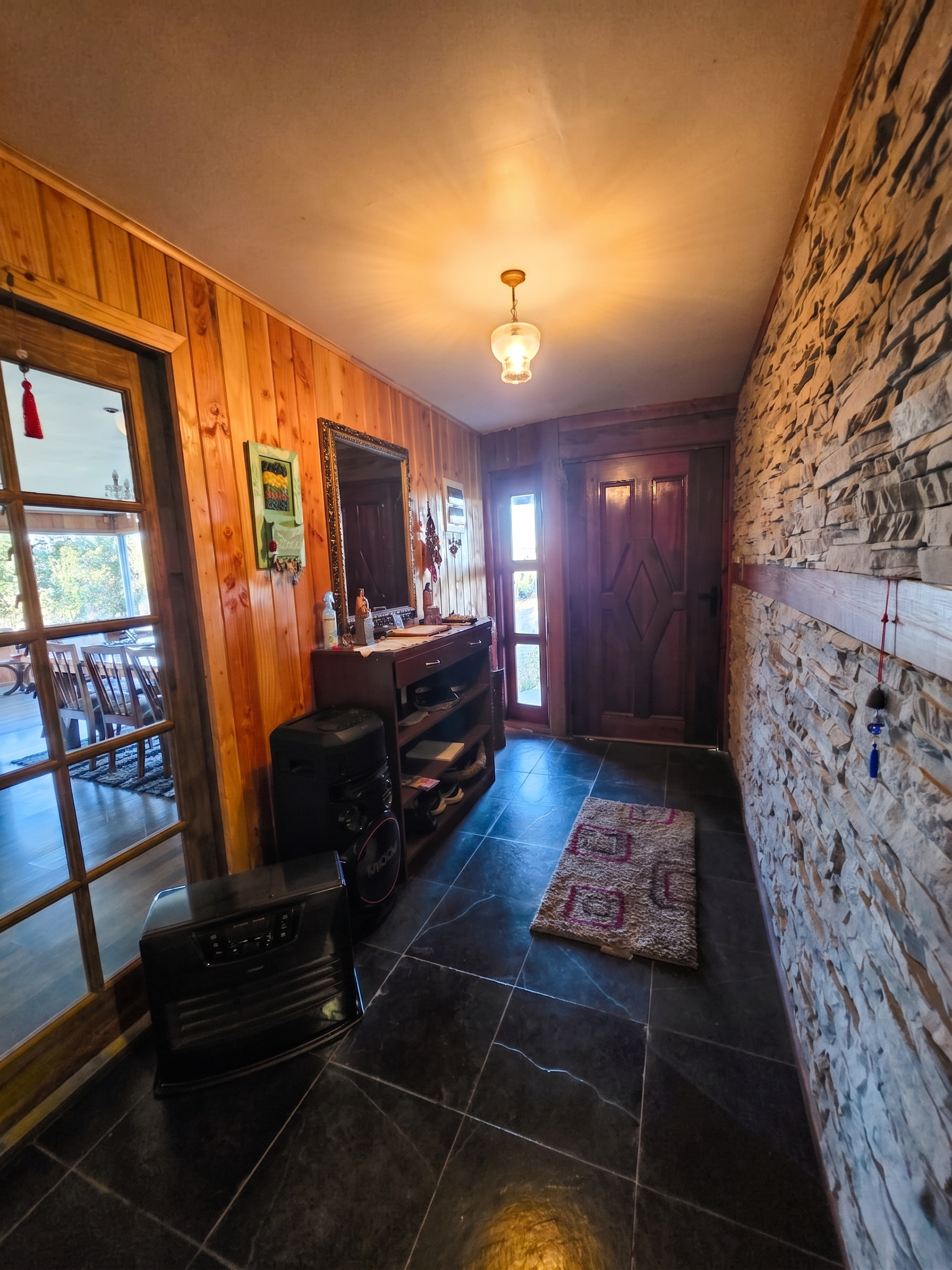 Casa Habitación: 160 m² (1 piso) con
terminaciones de alta materialidad.
Distribución: 3 Amplios Dormitorios y 2
Baños completos.
Cocina de Ensueño: Espaciosa cocina de 5x4
mts (20 m²), ideal para la vida en familia.
Espacio Extra: Incluye logia,
est