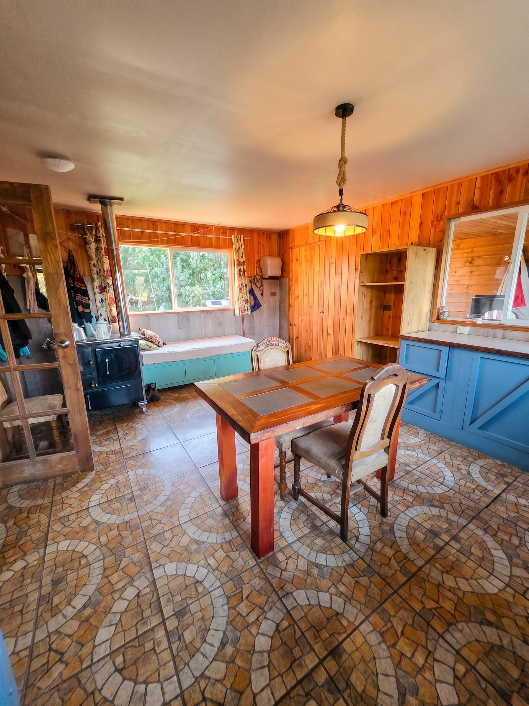 Casa Habitación: 160 m² (1 piso) con
terminaciones de alta materialidad.
Distribución: 3 Amplios Dormitorios y 2
Baños completos.
Cocina de Ensueño: Espaciosa cocina de 5x4
mts (20 m²), ideal para la vida en familia.
Espacio Extra: Incluye logia,
est