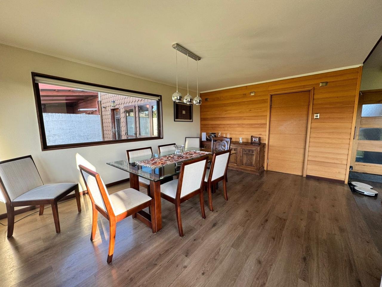 Destacada casa de excelente distribución e iluminación natural en uno de los sectores más residenciales y estratégicos de Puerto Varas. Cuenta con 4 dormitorios (2 en suite), calefacción por losa radiante, jardín consolidado y estacionamiento techado