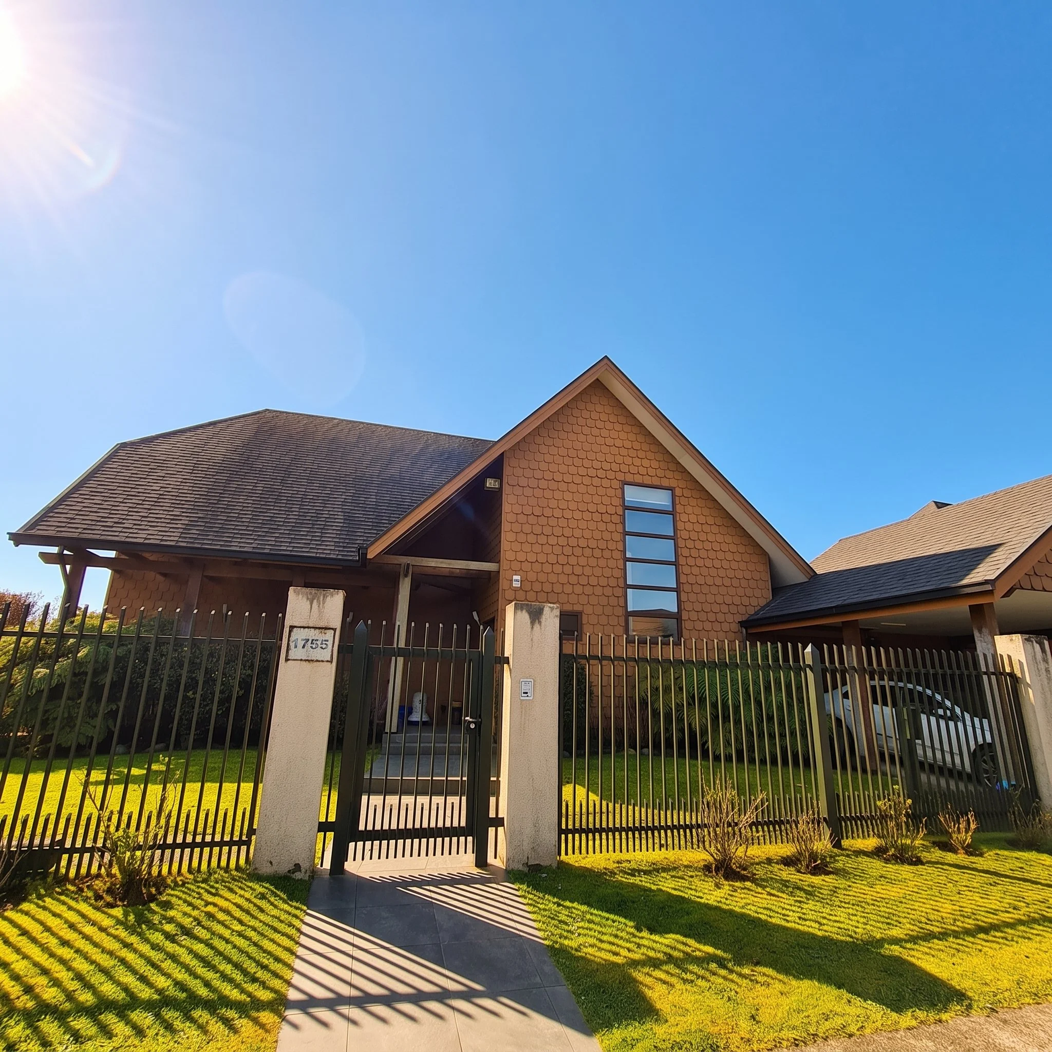 Destacada casa de excelente distribución e iluminación natural en uno de los sectores más residenciales y estratégicos de Puerto Varas. Cuenta con 4 dormitorios (2 en suite), calefacción por losa radiante, jardín consolidado y estacionamiento techado
