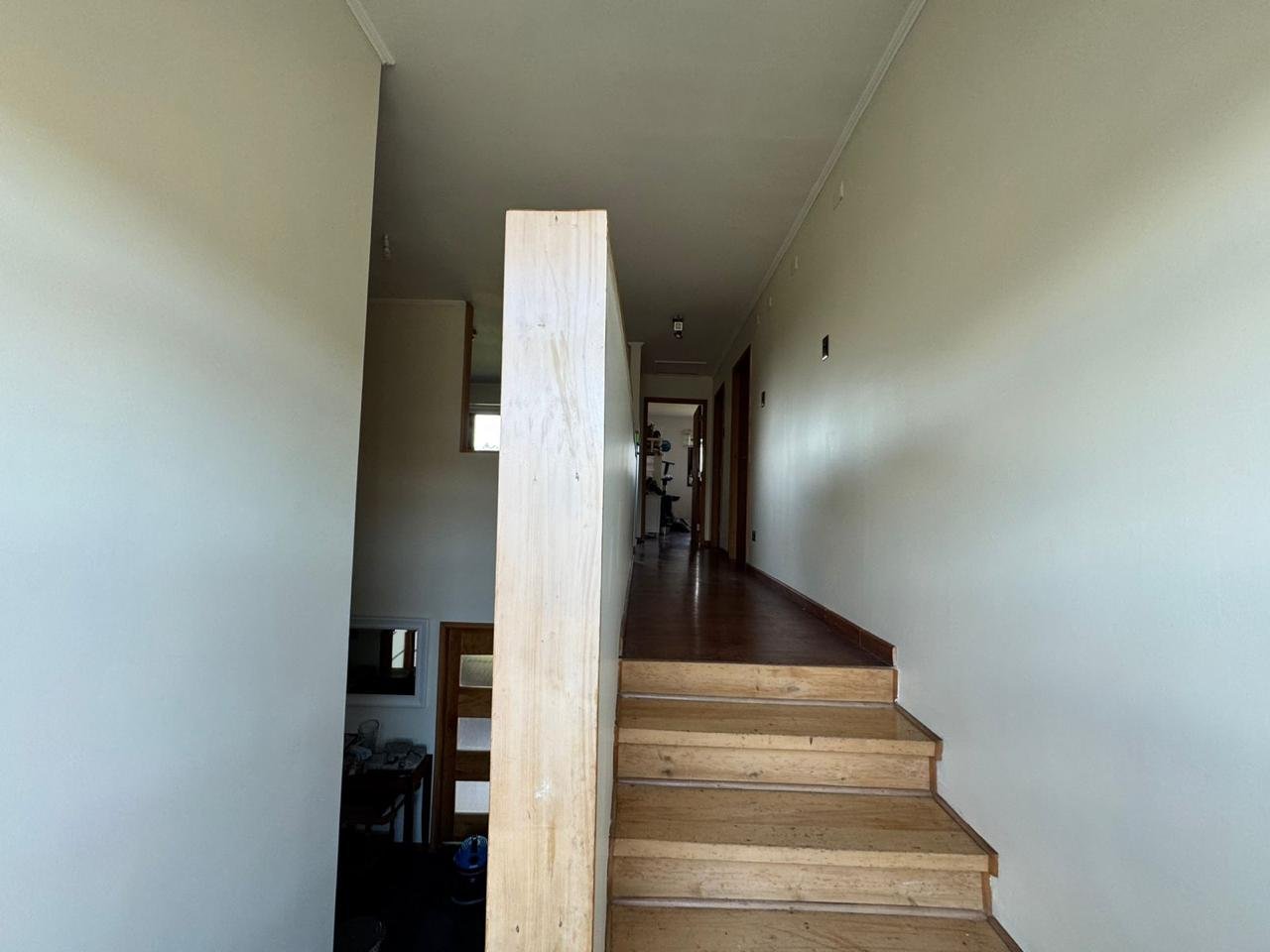 Destacada casa de excelente distribución e iluminación natural en uno de los sectores más residenciales y estratégicos de Puerto Varas. Cuenta con 4 dormitorios (2 en suite), calefacción por losa radiante, jardín consolidado y estacionamiento techado